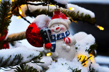 soluk ışıkta noel ağacında kardan adam