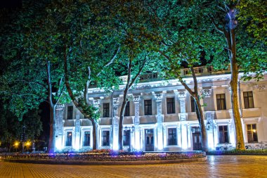 solmuş ışıkta gece şehir