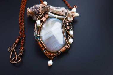 çok parlak olmayan ışıkbeyaz arka plan kolye