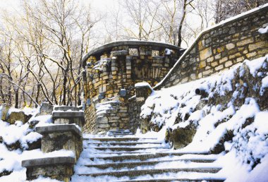 çok parlak olmayan ışıkta nehir üzerinde köprü