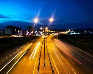oldukça parlak bir ışık gece şehirde trafik