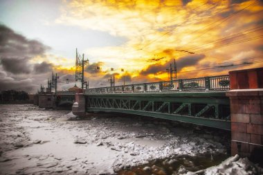 parlak ışıkta yeni ev şantiye