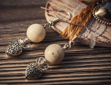 soluk ışıkta yuvada paskalya yumurtaları