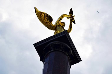 parlak ışıkta bir kartal heykeli