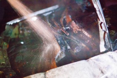 soluk ışıkta iş başında kaynakçı