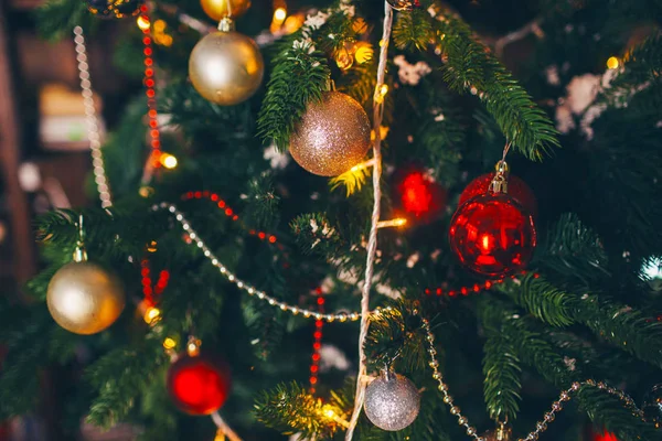 Arbre Noël Avec Des Boules Dans Lumière Pas Très Brillante — Photo