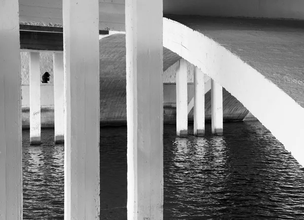 Brücke Über Den Fluss Hellem Licht — Stockfoto