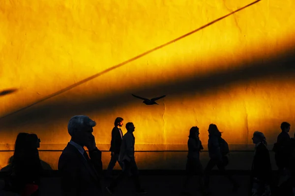 Silhouettes Personnes Coucher Soleil Dans Lumière Fanée — Photo