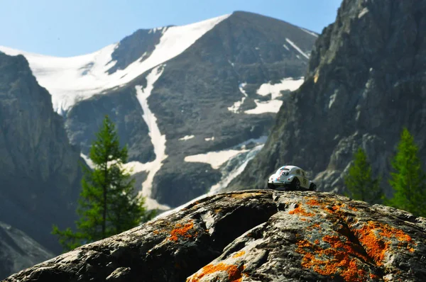 Игрушечный Автомобиль Стоит Высокой Снежной Горе — стоковое фото
