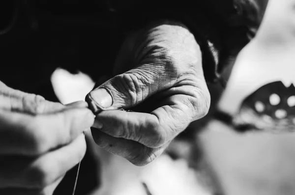 Homme Avec Cigarette Dans Lumière Vive — Photo