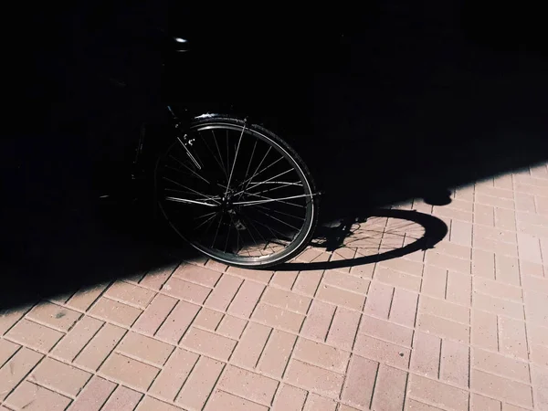 かなり明るい光の中で黒い背景に車輪 — ストック写真
