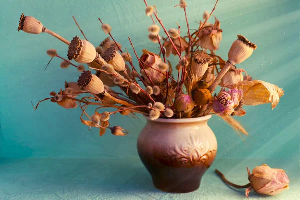 Csokor Virág Egy Vázában Fából Készült Háttér Halványuló Fény — Stock Fotó