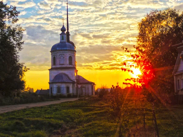 Церква Восени Згасаючому Світлі — стокове фото