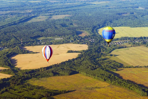 Sıcak Hava Balonu Çok Parlak Işık Dağlar Üzerinde Uçan — Stok fotoğraf