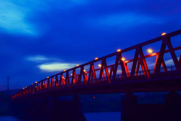 色あせた光の中で夜の橋 — ストック写真