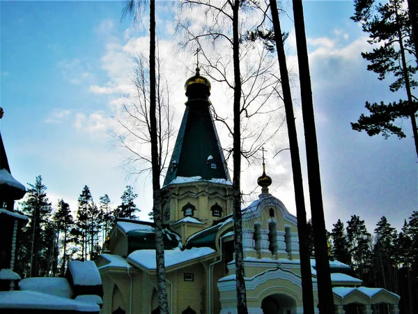 Церква Взимку Згасаючому Світлі — стокове фото