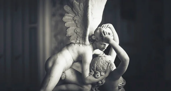 天使的雕像在一个相当明亮的光 — 图库照片