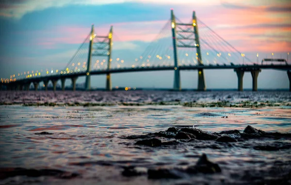 大きな川と美しい橋の上のピンクの空 — ストック写真