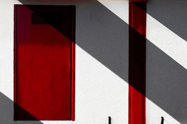 日陰の赤と白の壁 — ストック写真