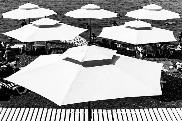Kumlu Bir Plajda Beyaz Şemsiyeler — Stok fotoğraf