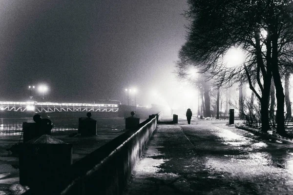 Puente Sobre Río Por Noche Una Luz Que Desvanece —  Fotos de Stock