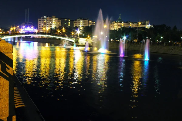 夜晚在昏暗的灯光下的城市 — 图库照片