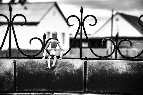 Ανθρώπινη Φιγούρα Κάθεται Ένα Παγκάκι Κοντά Στο Φράχτη — Φωτογραφία Αρχείου