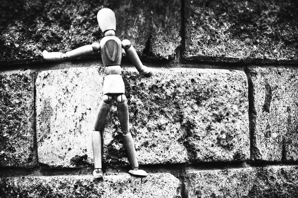 Figurka Człowieka Jest Wspinaczka Kamienie — Zdjęcie stockowe