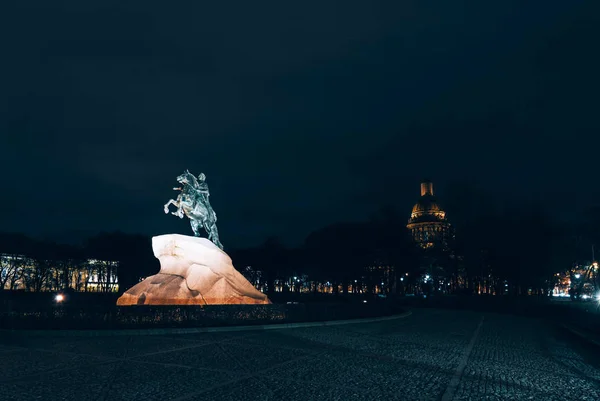 Rzeźba Środku Nocnego Miasta — Zdjęcie stockowe