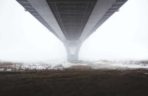 Γέφυρα Στην Ομίχλη Στο Ξεθωριασμένο Φως — Φωτογραφία Αρχείου