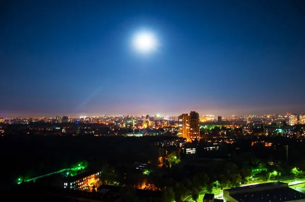 Miasto Nocy Niezbyt Jasnym Świetle — Zdjęcie stockowe