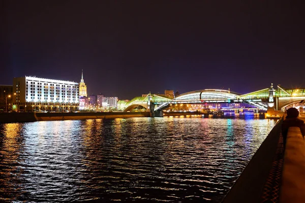 色あせた光の中で夜の橋 — ストック写真