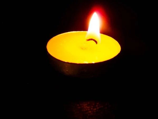 Kerze Dunkeln Bei Nicht Sehr Hellem Licht — Stockfoto