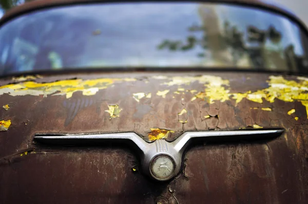 色あせた光の中で車に水滴を落とす — ストック写真