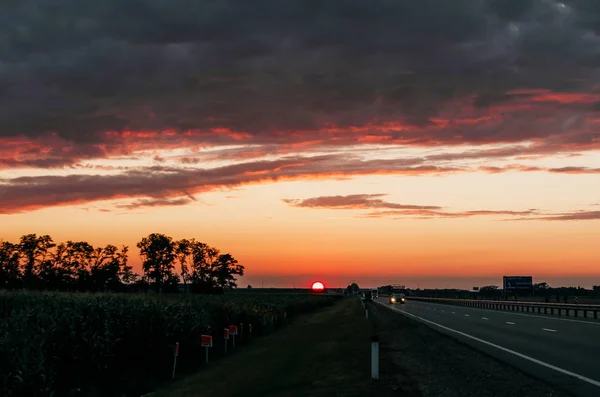 Захід Сонця Над Полем Вицвілому Світлі — стокове фото