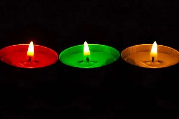 Kerzen Auf Schwarzem Hintergrund Hellen Licht — Stockfoto