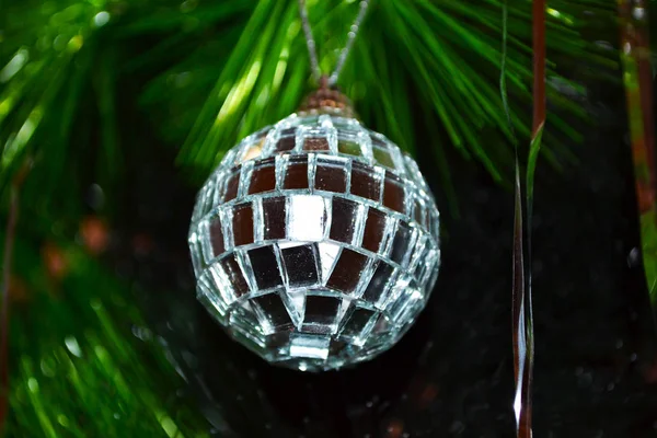 Bola Disco Sobre Fondo Verde Una Luz Que Desvanece — Foto de Stock