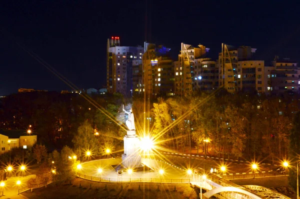 夜间在城市交通不太亮的光线下 — 图库照片