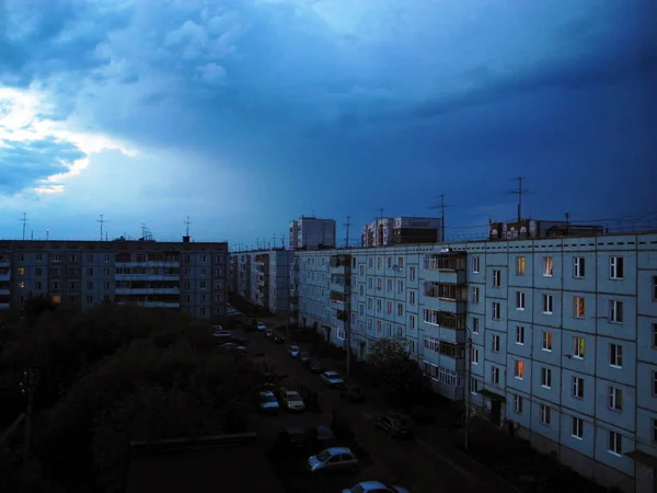 Вечерний Город Темно Синим Небом — стоковое фото