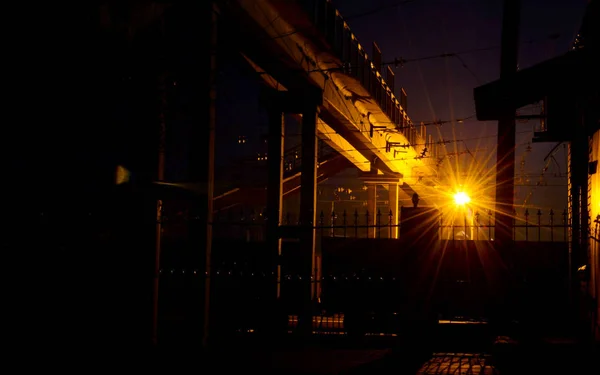 Híd Éjszaka Közepén Ragyogás Egy Narancssárga Lámpás — Stock Fotó