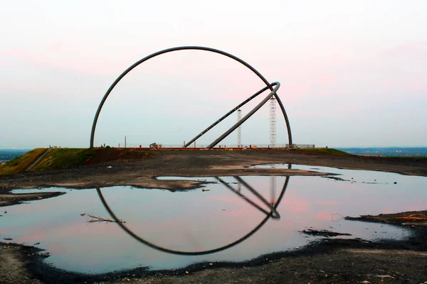 大草原の建設現場で巨大なリング — ストック写真