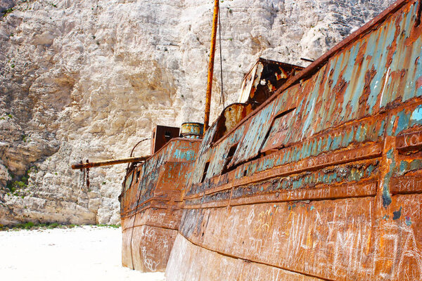 ржавые оранжевые корабли в порту
