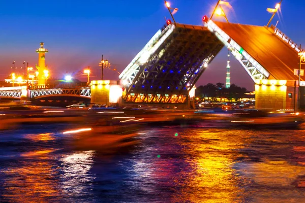 Міст Вночі Яскравому Світлі — стокове фото