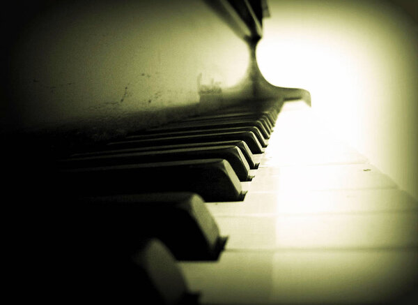 Фортепиано с клавишами в не ярком свете
