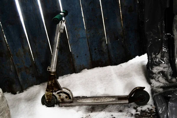 明るい光の中で雪の中の斧 — ストック写真