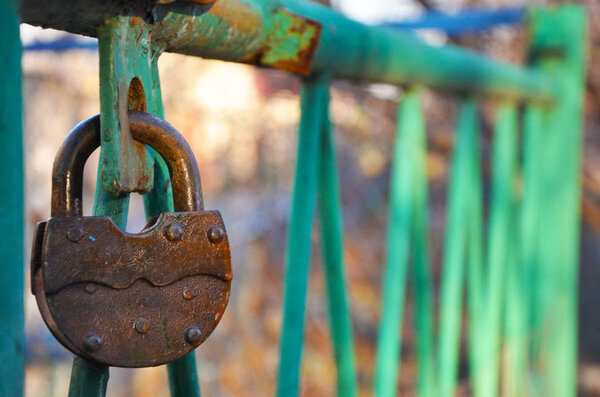 навесной замок и цепь в затухающем свете
