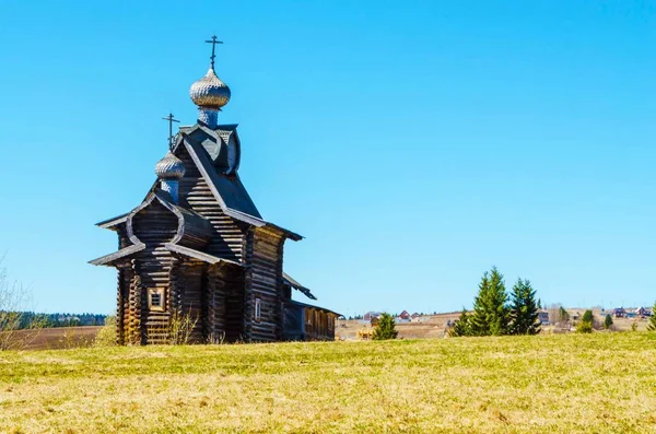 Stary Drewniany Kościół Wzgórzu Niezbyt Jasnym Świetle — Zdjęcie stockowe
