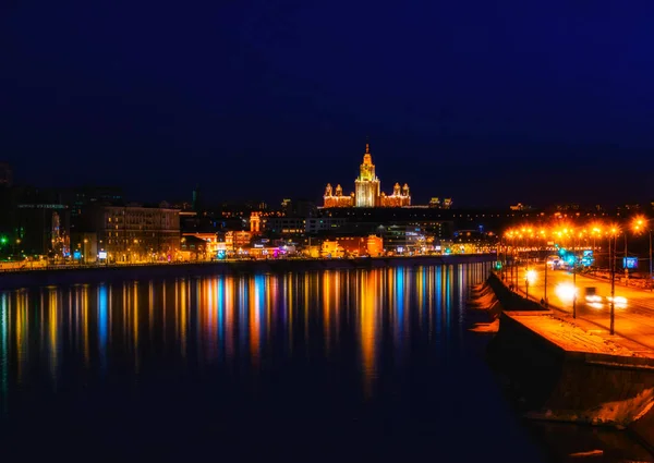 Wielkie Miasto Świecące Nocnym Świetle — Zdjęcie stockowe