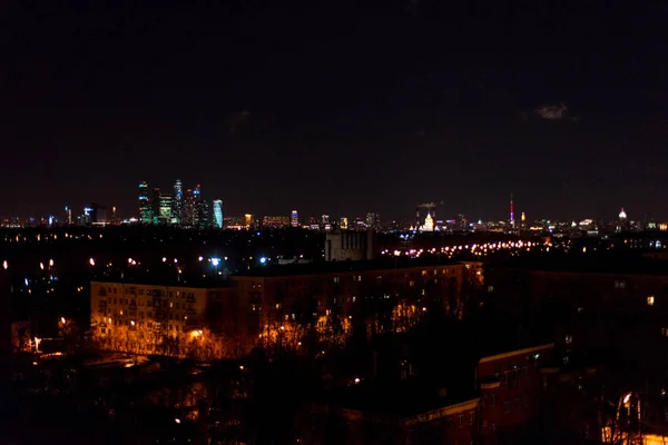 夜晚的城市在昏暗的灯光下 — 图库照片