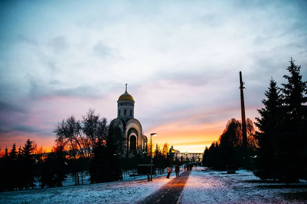 Церква Вночі Яскравому Світлі — стокове фото